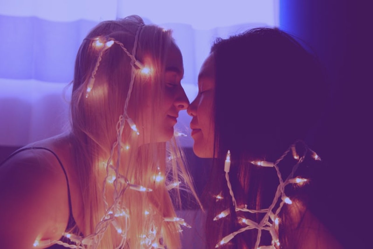 To jenter som nesten kysser.